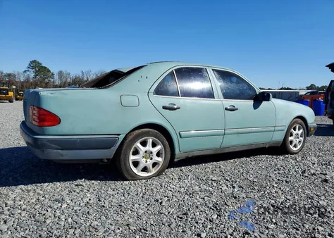 1996 Mercedes-Benz E 320 z USA, uszkodzony, nr VIN WDBJF55F2TJ013035